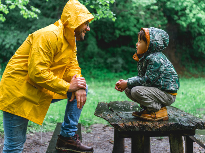 Isä ja poika sateessa.