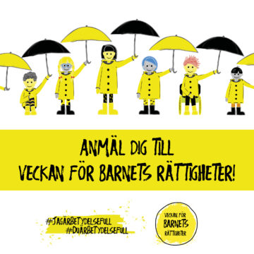 Anmäl dig till veckan för barnets rättigheter -text under ritade barn med gula jackor och paraplyer.