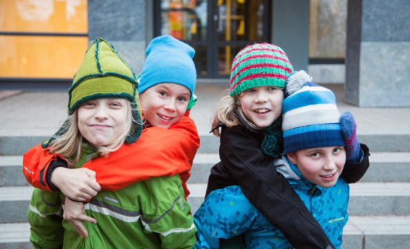 Lapsen-oikeuksien-viikko-2022-koulupojat-ulkona