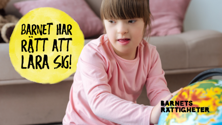 Ett barn med Downs syndrom leker med ett jordklot.